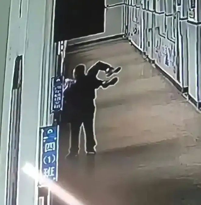 师事件后续：父母把事做绝熊孩子付出代价pg电子游戏网站报应不爽！瑞安呲水老(图4)